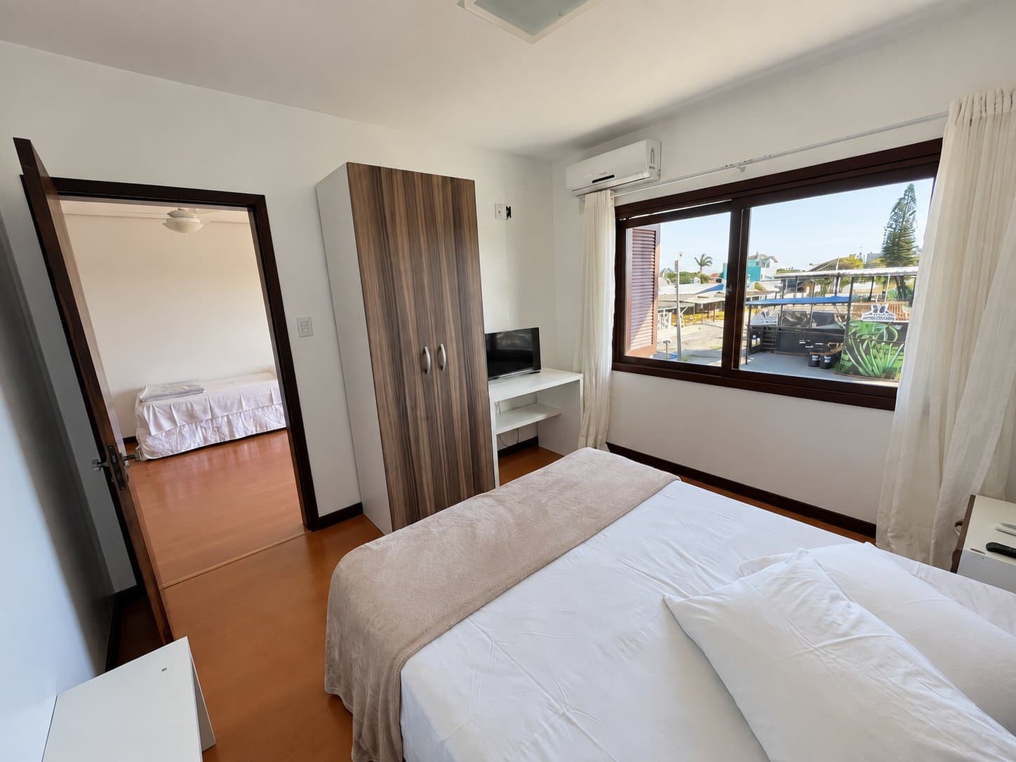 Quarto Super Luxo com cama de casal, guarda-roupa e janelão