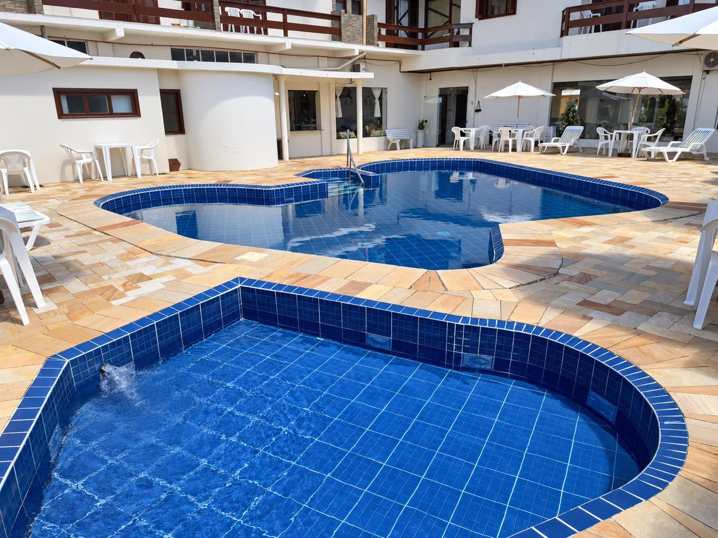 Piscina adulto e piscina infantil no pátio do Hotel Marazul
